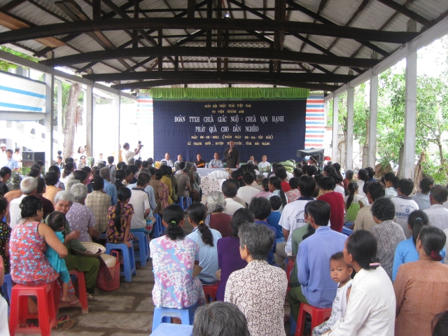 Đoàn từ thiện chùa Giác Ngộ đến thăm và tặng quà cho đồng bào Khơ-me - Sóc Trăng