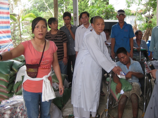 Đoàn từ thiện chùa Giác Ngộ đến thăm và tặng quà cho đồng bào Khơ-me - Sóc Trăng