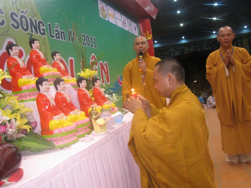 Lung linh ánh sáng huyền diệu, đêm nguyện cầu vô cùng