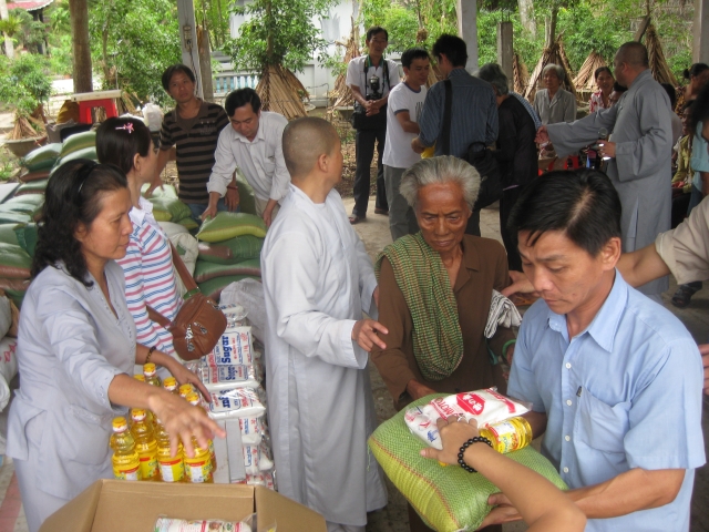Đoàn từ thiện chùa Giác Ngộ đến thăm và tặng quà cho đồng bào Khơ-me - Sóc Trăng