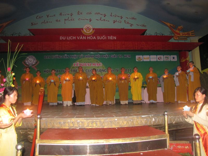 Lung linh ánh sáng huyền diệu, đêm nguyện cầu vô cùng