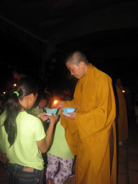 Lung linh ánh sáng huyền diệu, đêm nguyện cầu vô cùng
