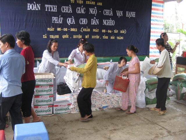 Đoàn từ thiện chùa Giác Ngộ đến thăm và tặng quà cho đồng bào Khơ-me - Sóc Trăng