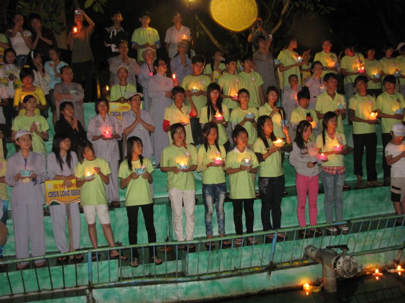 Lung linh ánh sáng huyền diệu, đêm nguyện cầu vô cùng