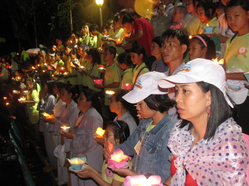 Lung linh ánh sáng huyền diệu, đêm nguyện cầu vô cùng