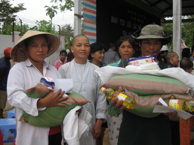 Đoàn từ thiện chùa Giác Ngộ đến thăm và tặng quà cho đồng bào Khơ-me - Sóc Trăng