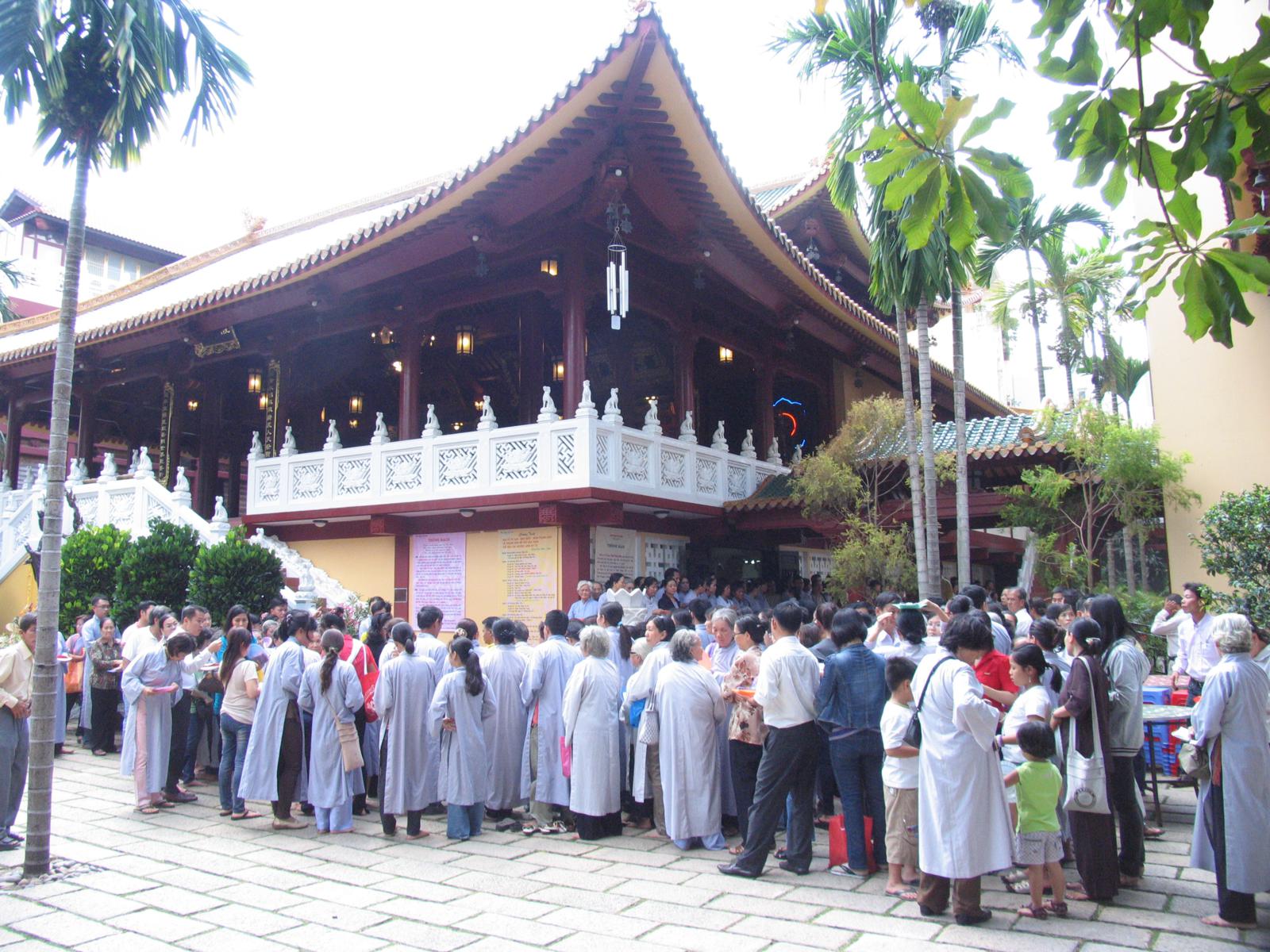 Chùa Viên Giác trang nghiêm cử hành Đại Lễ Cổ Phật khất thực