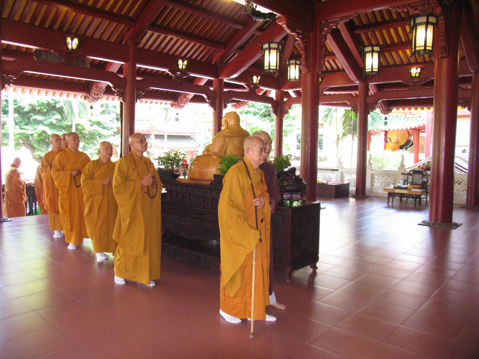 Chùa Viên Giác trang nghiêm cử hành Đại Lễ Cổ Phật khất thực
