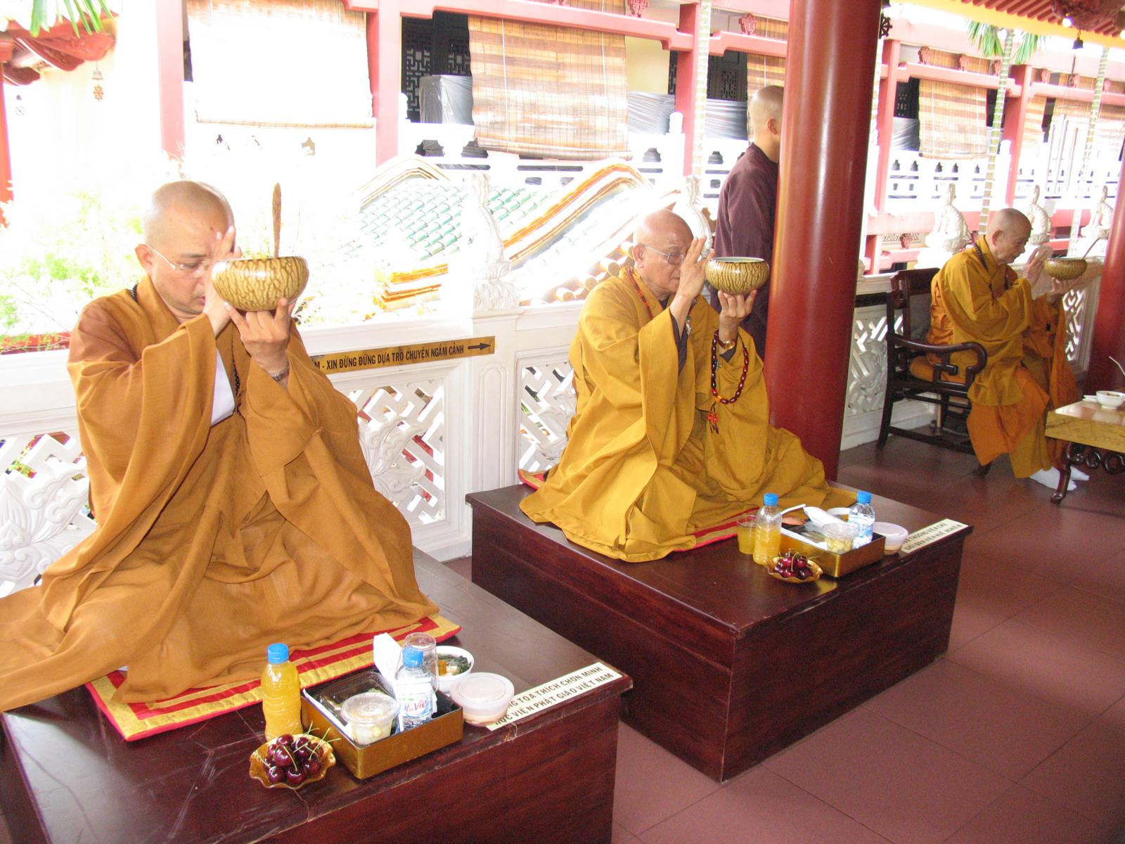 Chùa Viên Giác trang nghiêm cử hành Đại Lễ Cổ Phật khất thực