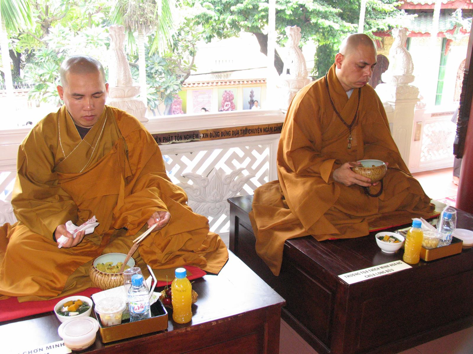 Chùa Viên Giác trang nghiêm cử hành Đại Lễ Cổ Phật khất thực
