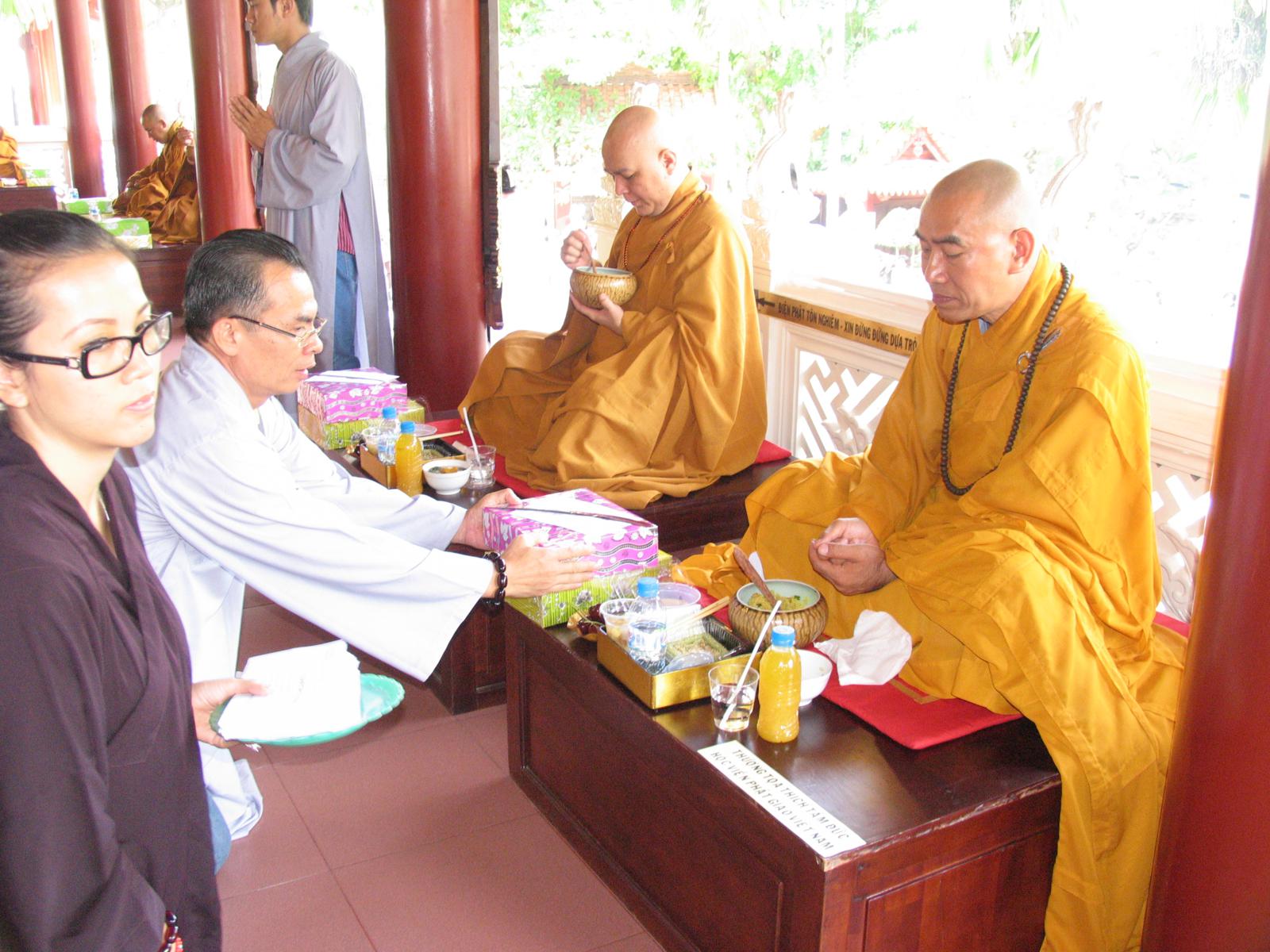 Chùa Viên Giác trang nghiêm cử hành Đại Lễ Cổ Phật khất thực
