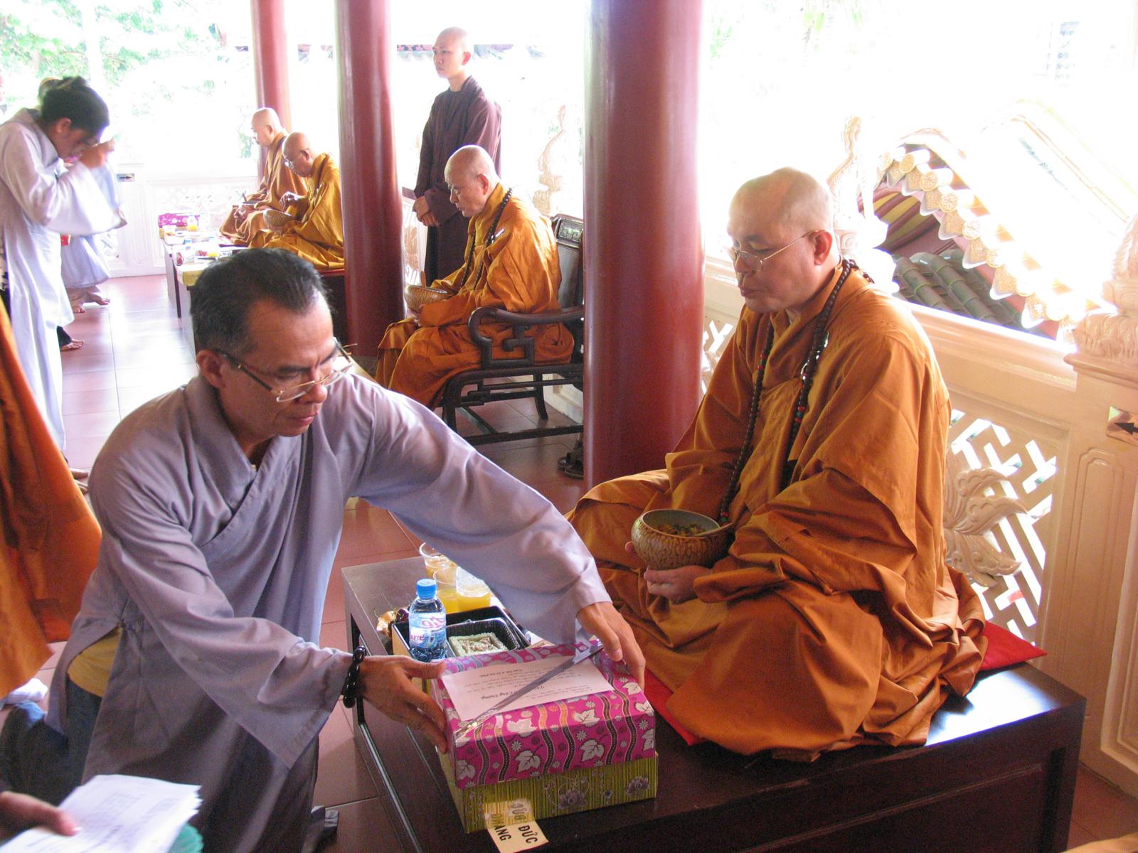 Chùa Viên Giác trang nghiêm cử hành Đại Lễ Cổ Phật khất thực