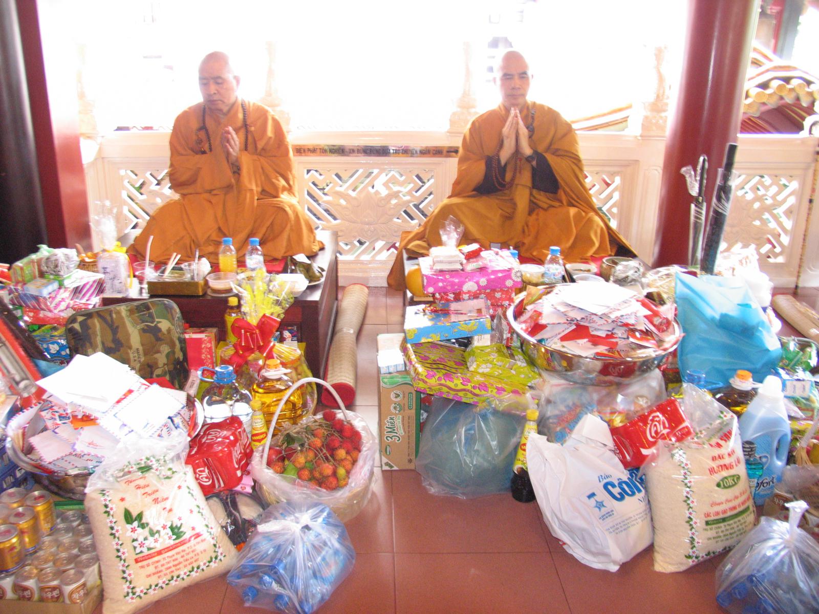 Chùa Viên Giác trang nghiêm cử hành Đại Lễ Cổ Phật khất thực