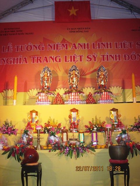 Ánh lung linh nến tỏa sáng nghĩa trang TP. Biên Hòa