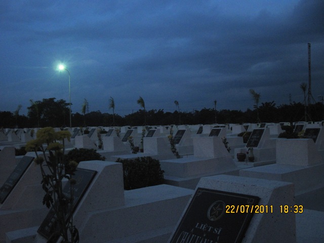 Ánh lung linh nến tỏa sáng nghĩa trang TP. Biên Hòa