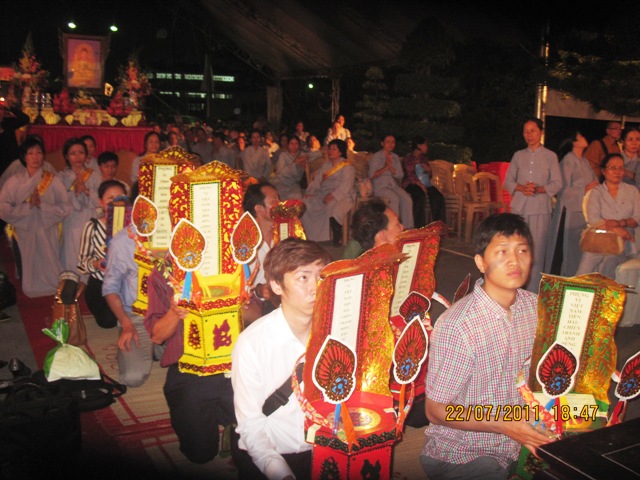 Ánh lung linh nến tỏa sáng nghĩa trang TP. Biên Hòa