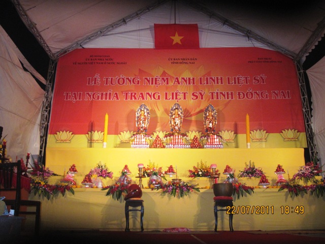 Ánh lung linh nến tỏa sáng nghĩa trang TP. Biên Hòa