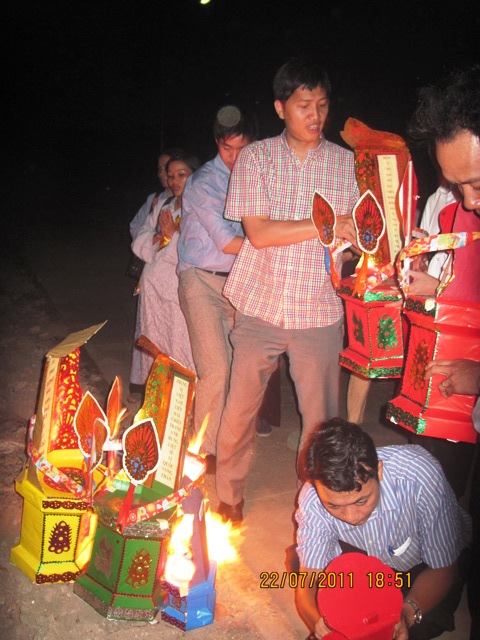 Ánh lung linh nến tỏa sáng nghĩa trang TP. Biên Hòa