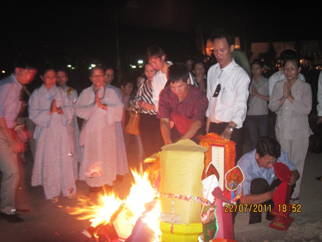 Ánh lung linh nến tỏa sáng nghĩa trang TP. Biên Hòa