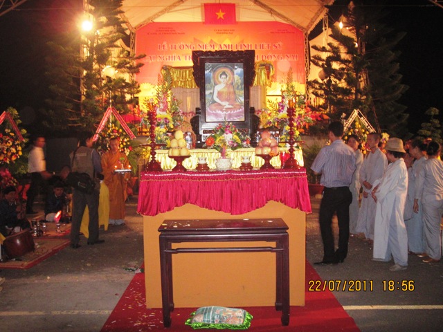 Ánh lung linh nến tỏa sáng nghĩa trang TP. Biên Hòa