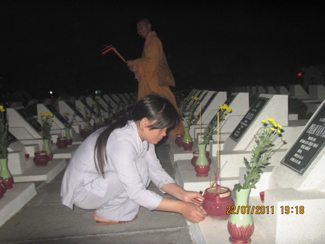 Ánh lung linh nến tỏa sáng nghĩa trang TP. Biên Hòa