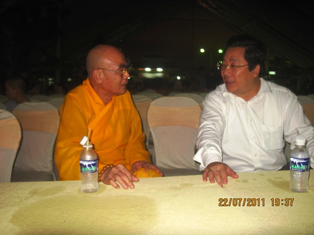 Ánh lung linh nến tỏa sáng nghĩa trang TP. Biên Hòa