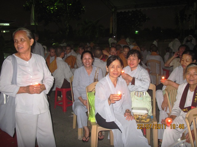 Ánh lung linh nến tỏa sáng nghĩa trang TP. Biên Hòa
