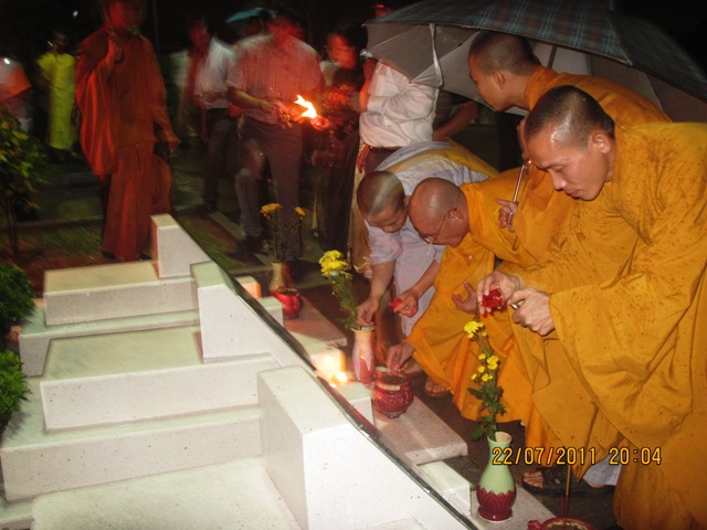 Ánh lung linh nến tỏa sáng nghĩa trang TP. Biên Hòa