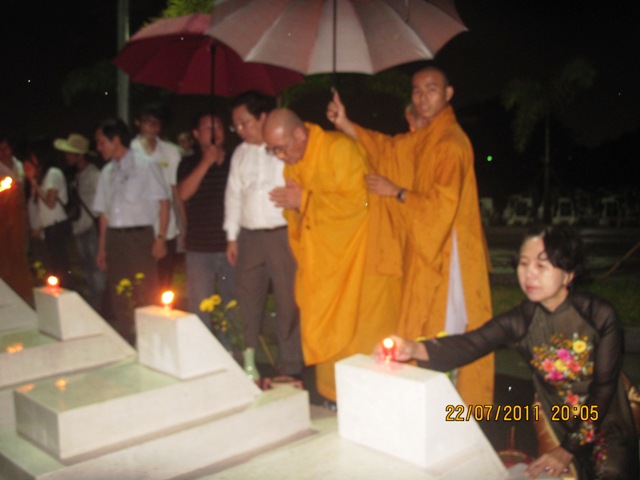 Ánh lung linh nến tỏa sáng nghĩa trang TP. Biên Hòa