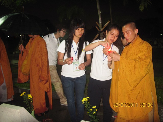 Ánh lung linh nến tỏa sáng nghĩa trang TP. Biên Hòa