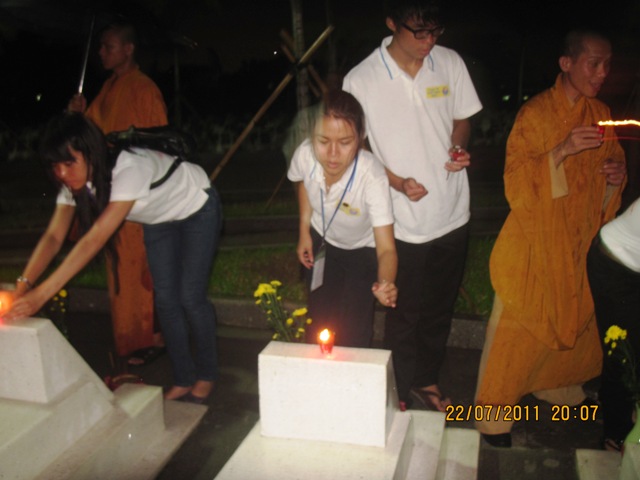 Ánh lung linh nến tỏa sáng nghĩa trang TP. Biên Hòa