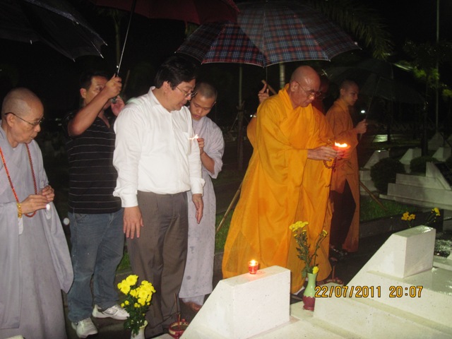 Ánh lung linh nến tỏa sáng nghĩa trang TP. Biên Hòa