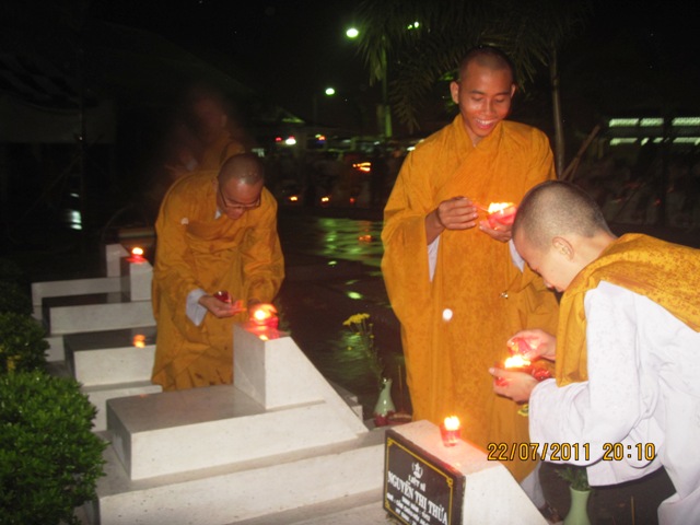 Ánh lung linh nến tỏa sáng nghĩa trang TP. Biên Hòa