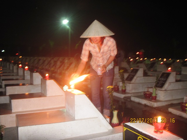 Ánh lung linh nến tỏa sáng nghĩa trang TP. Biên Hòa