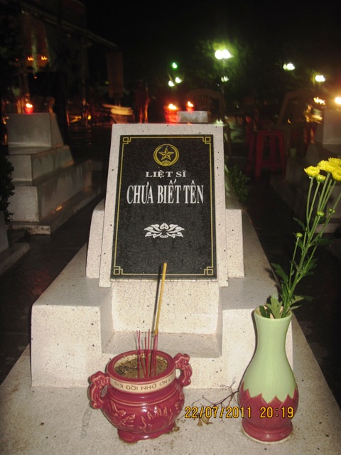 Ánh lung linh nến tỏa sáng nghĩa trang TP. Biên Hòa