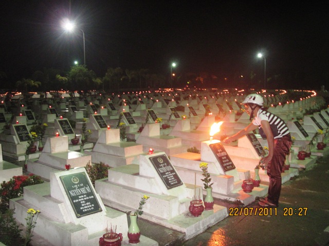 Ánh lung linh nến tỏa sáng nghĩa trang TP. Biên Hòa