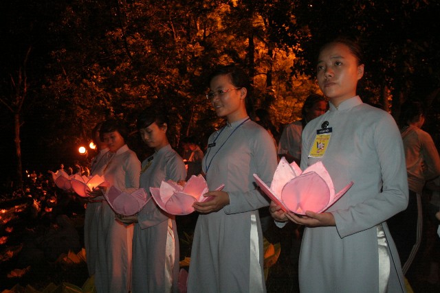 Lễ Thắp sáng 7 hoa sen trên sông Hương