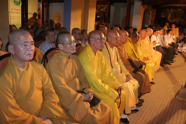 Lễ Thắp sáng 7 hoa sen trên sông Hương