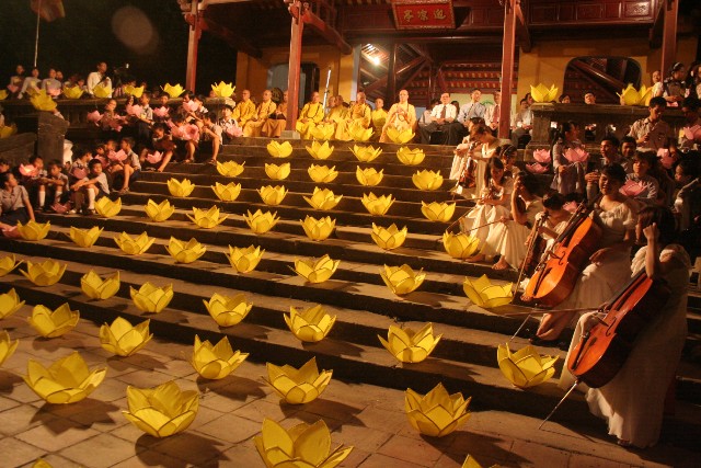 Lễ Thắp sáng 7 hoa sen trên sông Hương