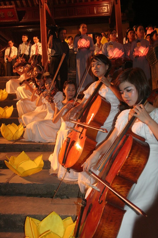 Lễ Thắp sáng 7 hoa sen trên sông Hương