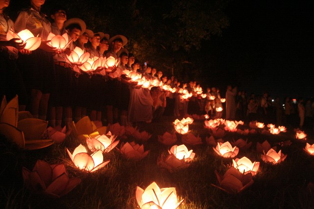 Lễ Thắp sáng 7 hoa sen trên sông Hương