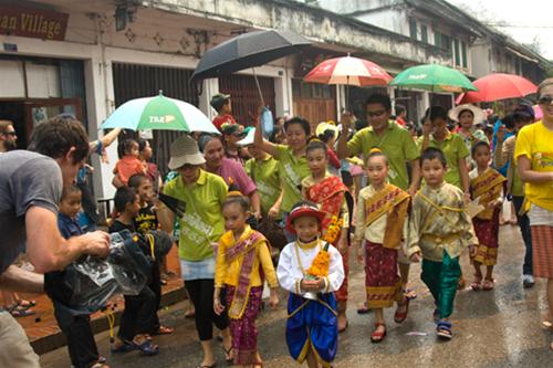Đi rước lễ thành Luang