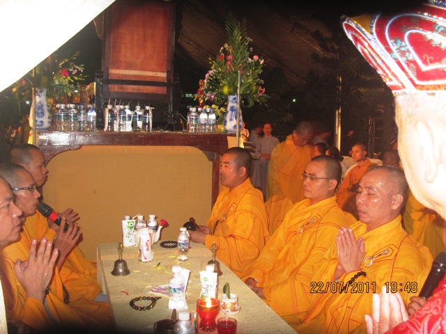 Ánh lung linh nến tỏa sáng nghĩa trang TP. Biên Hòa