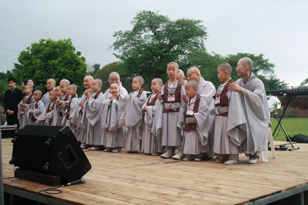 Hình ảnh các bậc phụ mẫu thăm các tiểu Hòa thượng Korea Vesak 2011