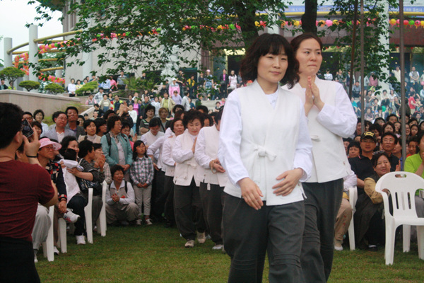 Hình ảnh các bậc phụ mẫu thăm các tiểu Hòa thượng Korea Vesak 2011