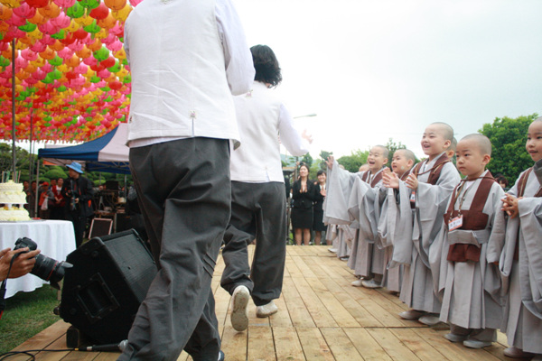 Hình ảnh các bậc phụ mẫu thăm các tiểu Hòa thượng Korea Vesak 2011