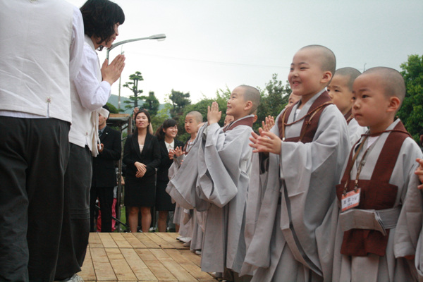 Hình ảnh các bậc phụ mẫu thăm các tiểu Hòa thượng Korea Vesak 2011