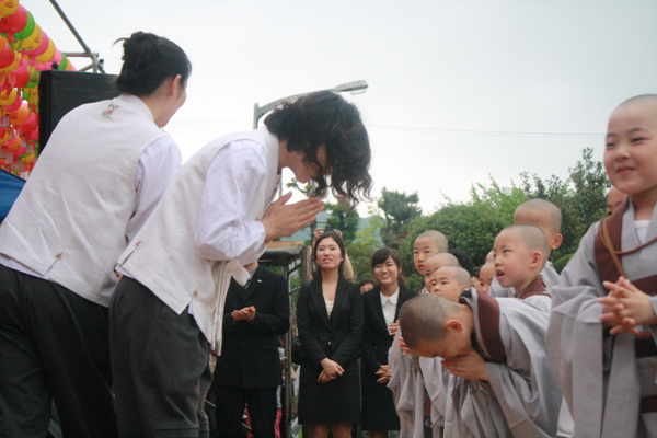 Hình ảnh các bậc phụ mẫu thăm các tiểu Hòa thượng Korea Vesak 2011