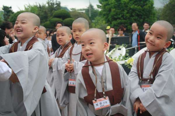 Hình ảnh các bậc phụ mẫu thăm các tiểu Hòa thượng Korea Vesak 2011