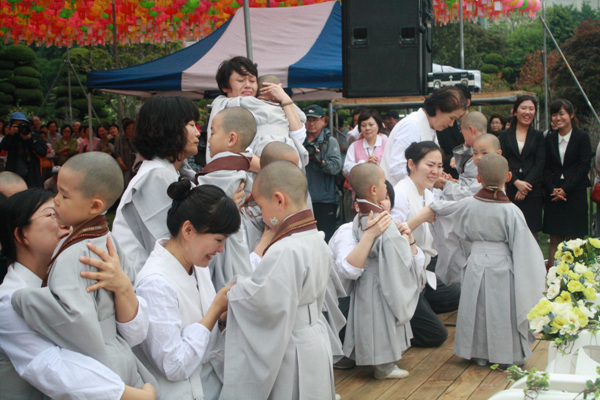 Hình ảnh các bậc phụ mẫu thăm các tiểu Hòa thượng Korea Vesak 2011